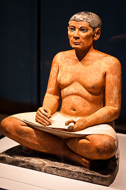 Imagem da escultura do Escriba Sentado